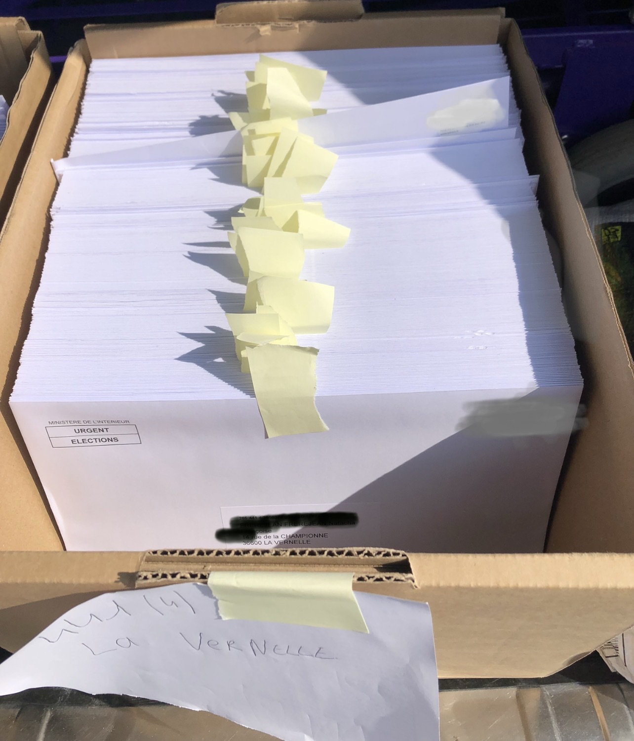 Mise sous pli et distribution sécurisée de documents officiels et institutionnels